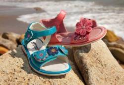 Лето в деревне: правильная обувь для детей